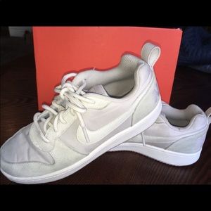 Nike Cream Tennis Shoes (Women’s 7.5)